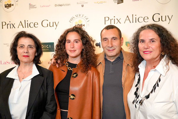 Lina Soualem entourée de ses parents Hiam Abbass et Zinedeine Soualem et Véronique Le Bris